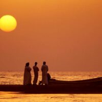 Omanis Sonnenuntergang am Strand