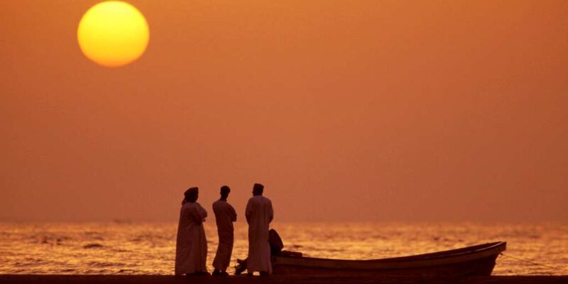 Omanis Sonnenuntergang am Strand